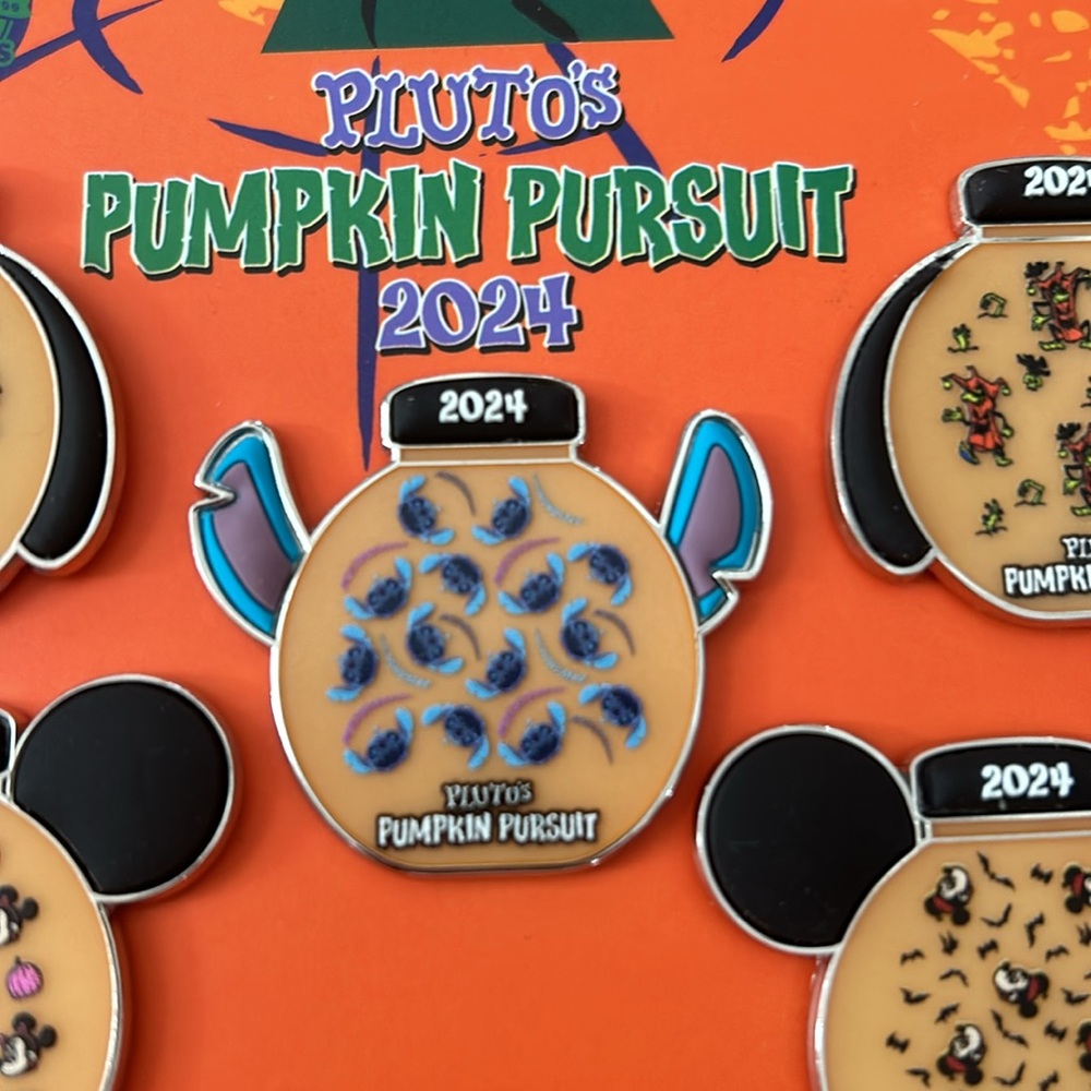 PLUTO'S PUMPKIN PURSUIT 2024
5 PIN SET: PLUTO, STITCH, GOOFY, MICKEY & MINNIE - Picture 4 of 8